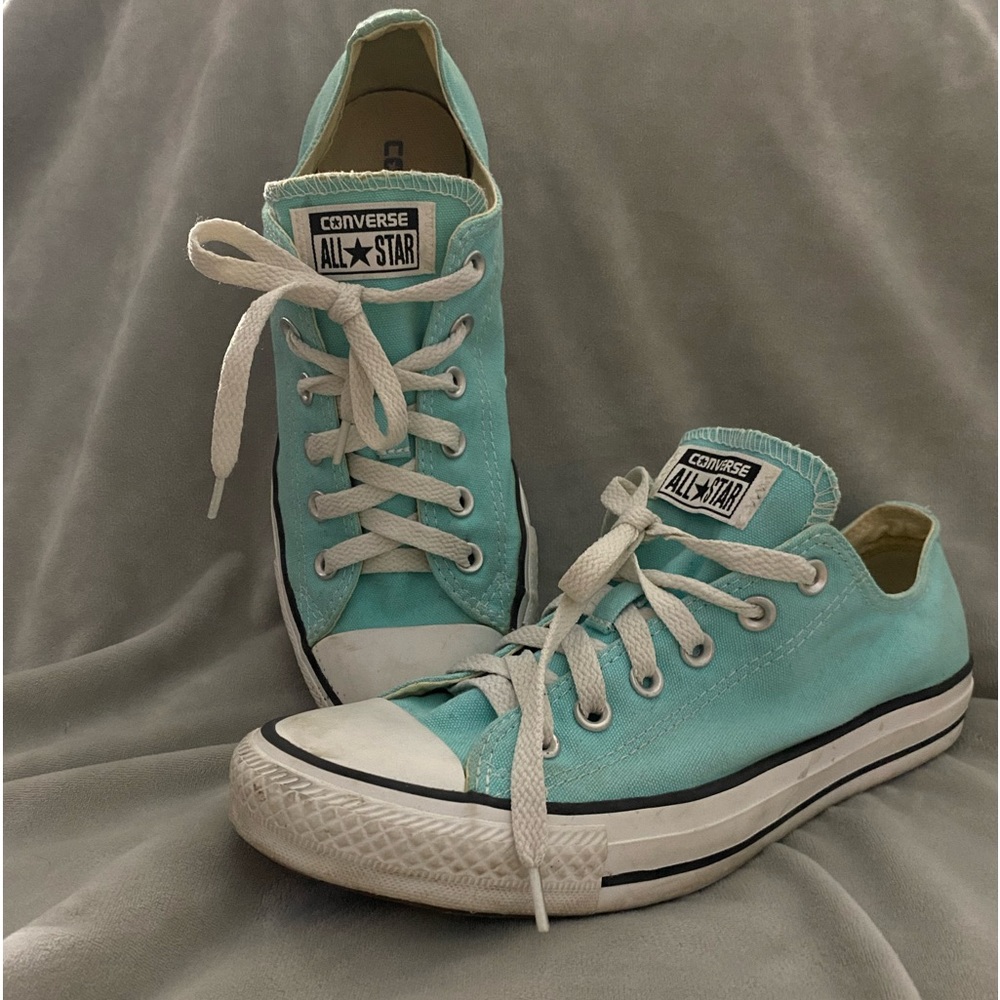 Women’s size 9 light blue oxford converse